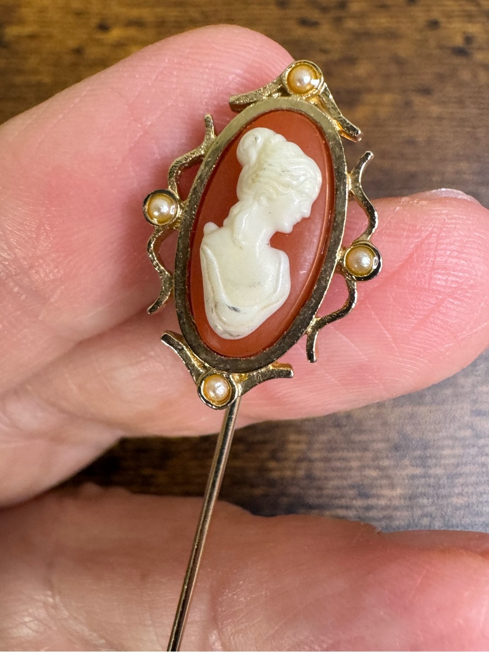 Avon 1978 Coral and White Cameo Stick Pin Brooch - Picture 3 of 6